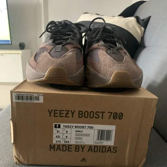 Yeezy boost 700 mauve in a 9.5 - Picture 13 of 13